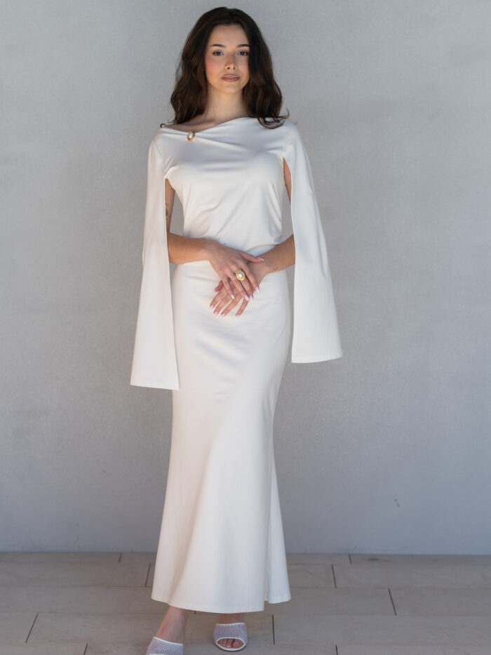 Sukienka Gloria maxi w kolorze śmietankowym z perłową broszką